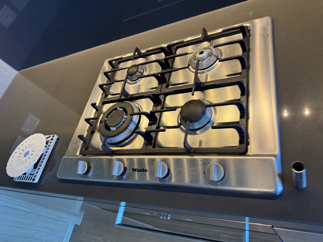 Cooktop detail clean example - Prestige Bond Cleaning Camp Hill